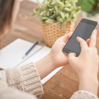スマホを操作する女性の手元