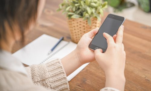 スマホを操作する女性の手元