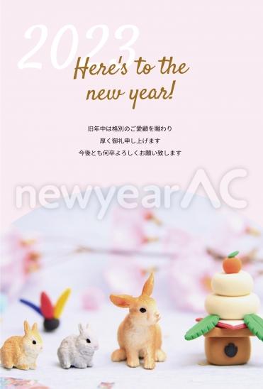 シュライヒ　鏡餅と並んだうさぎ　ピンク背景でHAPPY NEW YEAR