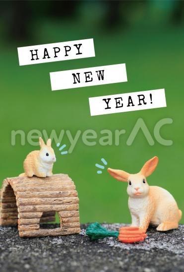 シュライヒ　巣穴と2匹のうさぎ　白背景にHAPPY NEW YEAR
