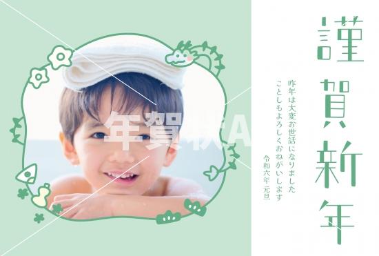 鏡餅にみかんを乗せている辰