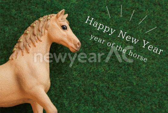 芝生に立つ馬の年賀状