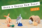 シュライヒ　巣穴にいる3匹のうさぎ　白ラインでHAPPY NEW YEAR