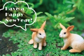 シュライヒ　葉っぱの上のうさぎ　吹き出しでHAPPY NEW YEAR