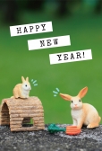 シュライヒ　巣穴と2匹のうさぎ　白背景にHAPPY NEW YEAR