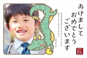 門松の横で正座をしている辰